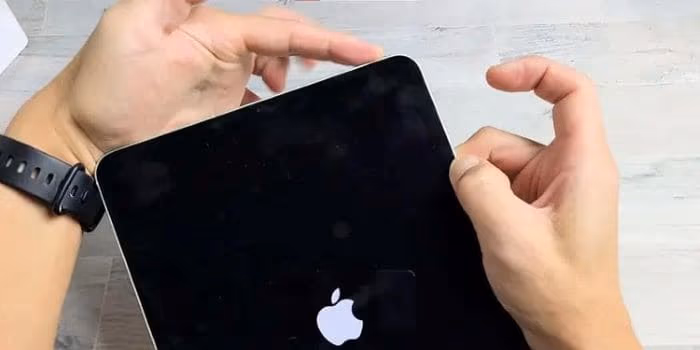 press the power buttons and volume buttons on iPad